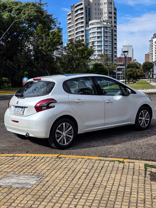 Peugeot 208 Feline 2018
