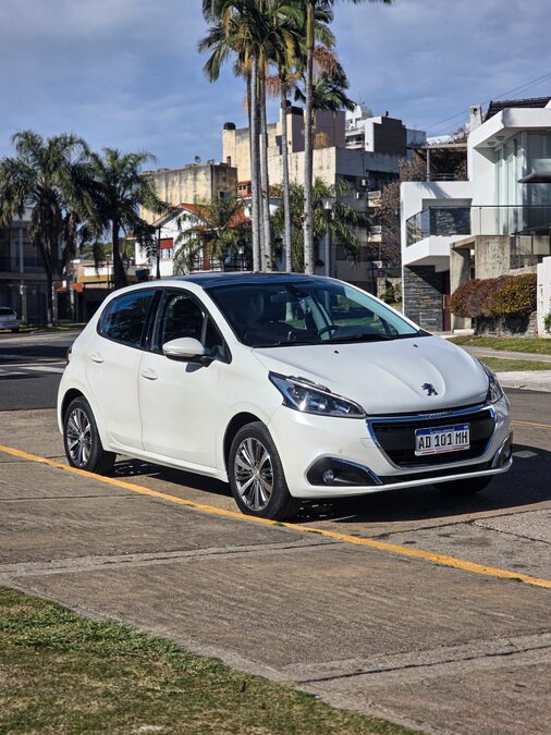 Peugeot 208 Feline 2018