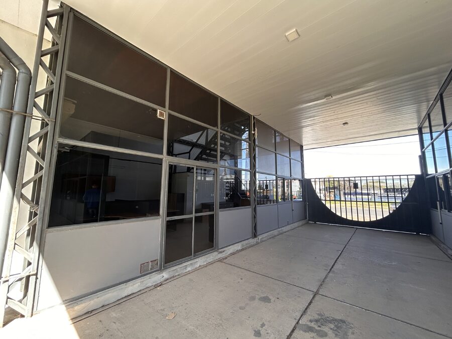 ALQUILER - GALPÓN Y OFICINAS zona Blas Parera y Brown