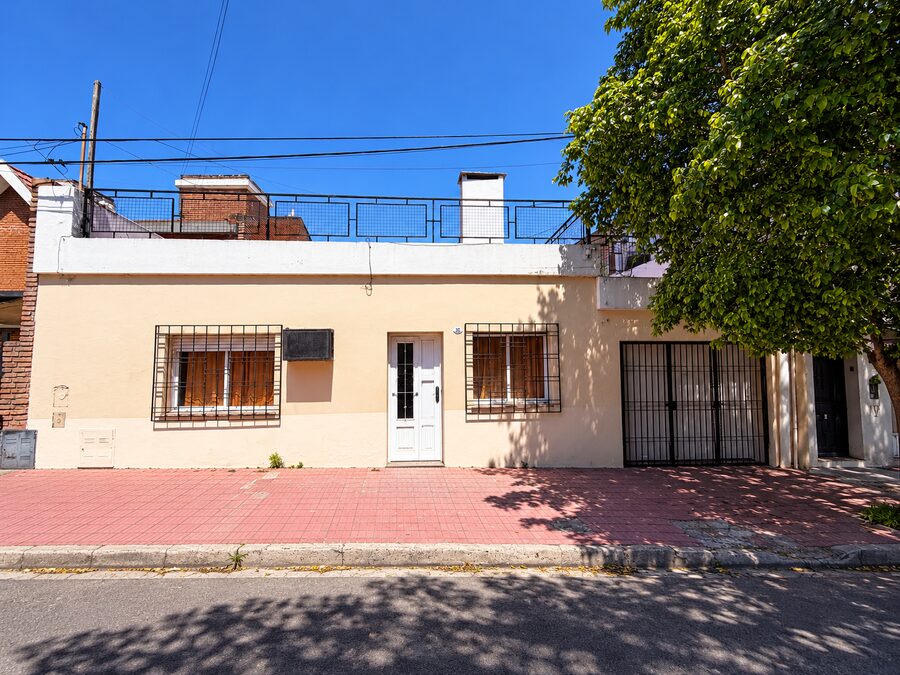 VENDEMOS - CASA 3 DORMITORIOS CON COCHERA
