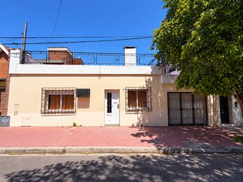 VENDEMOS - CASA 3 DORMITORIOS CON COCHERA