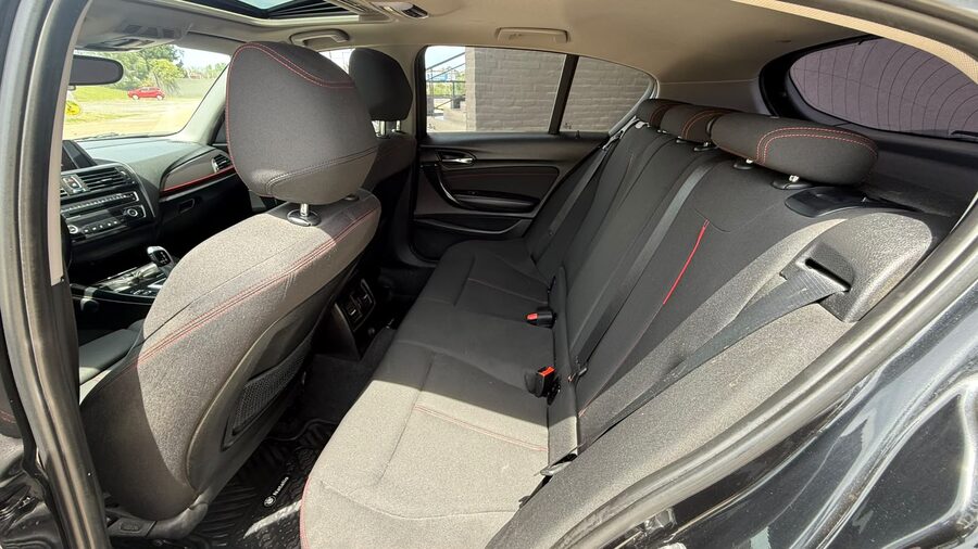 BMW  118I SPORT  5 P. AUT. Recibo vehículo de menor y mayor valor.