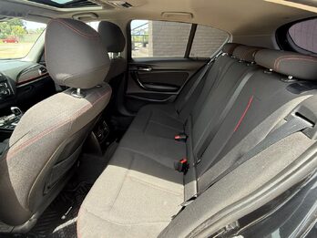 BMW  118I SPORT  5 P. AUT. Recibo vehículo de menor y mayor valor.