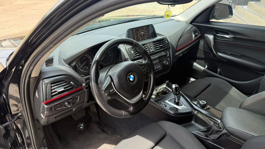BMW  118I SPORT  5 P. AUT. Recibo vehículo de menor y mayor valor.