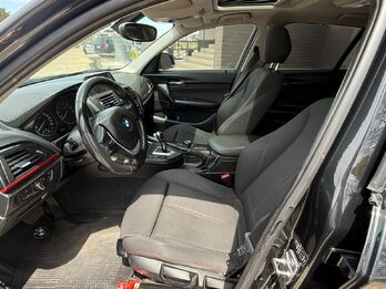BMW  118I SPORT  5 P. AUT. Recibo vehículo de menor y mayor valor.