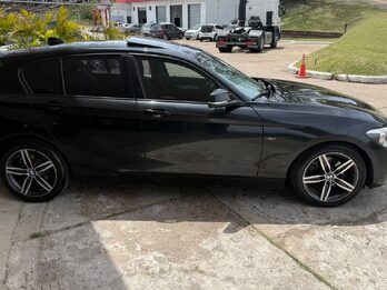 BMW  118I SPORT  5 P. AUT. Recibo vehículo de menor y mayor valor.