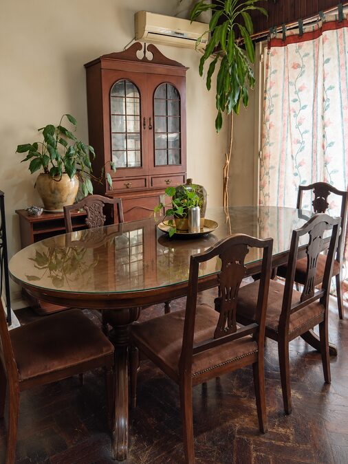 🪵 Juego de Comedor Estilo Inglés en Algarrobo Macizo – Mesa, 6 Sillas y Cristalero