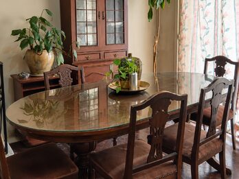 🪵 Juego de Comedor Estilo Inglés en Algarrobo Macizo – Mesa, 6 Sillas y Cristalero