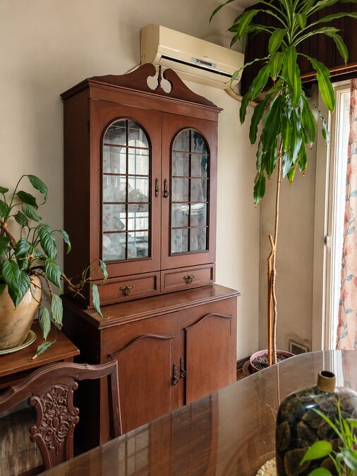 🪵 Juego de Comedor Estilo Inglés en Algarrobo Macizo – Mesa, 6 Sillas y Cristalero