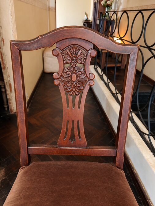 🪵 Juego de Comedor Estilo Inglés en Algarrobo Macizo – Mesa, 6 Sillas y Cristalero