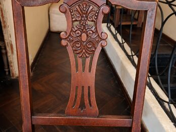 🪵 Juego de Comedor Estilo Inglés en Algarrobo Macizo – Mesa, 6 Sillas y Cristalero