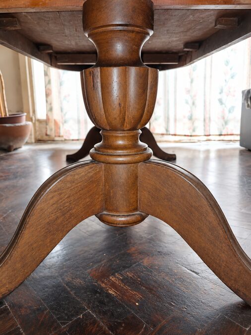 🪵 Juego de Comedor Estilo Inglés en Algarrobo Macizo – Mesa, 6 Sillas y Cristalero