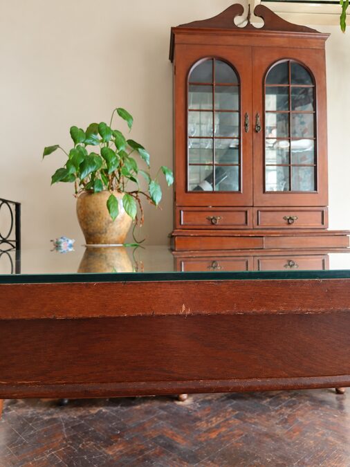🪵 Juego de Comedor Estilo Inglés en Algarrobo Macizo – Mesa, 6 Sillas y Cristalero