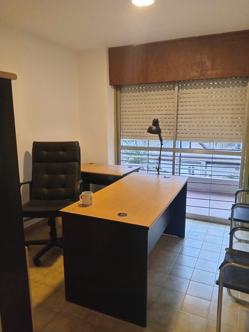 Oficinas semi amobladas