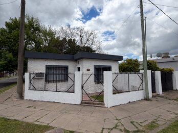 CASA 2 DORMITORIOS CON PATIO BARRIO LOS GOBERNADORES