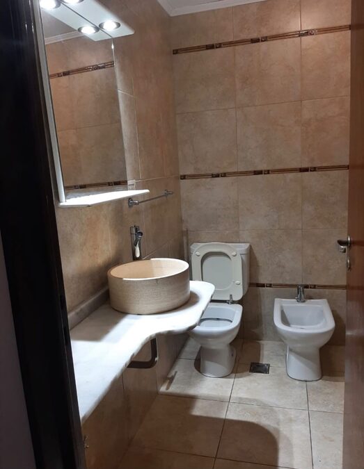 ALQUILER. DEPARTAMENTO 2 DORMITORIOS CON.COCHERA 700.000,00 ARS