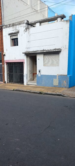 CASA CENTRICA A REFACCIONAR CON LOCAL