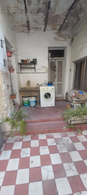 CASA CENTRICA A REFACCIONAR CON LOCAL
