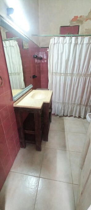 CASA CENTRICA A REFACCIONAR CON LOCAL