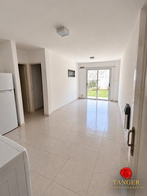 Cómodo departamento de 1 dormitorio con patio verde - Echague y Peron