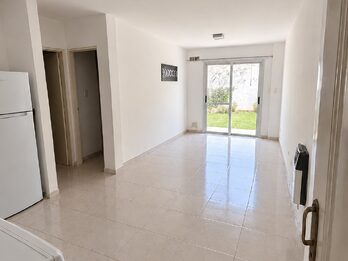 Cómodo departamento de 1 dormitorio con patio verde - Echague y Peron