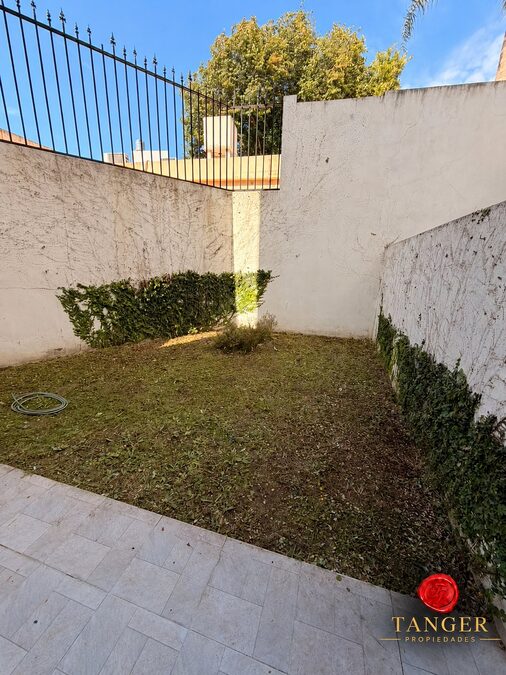 Cómodo departamento de 1 dormitorio con patio verde - Echague y Peron