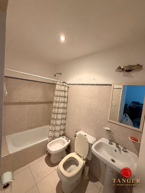 Cómodo departamento de 1 dormitorio con patio verde - Echague y Peron