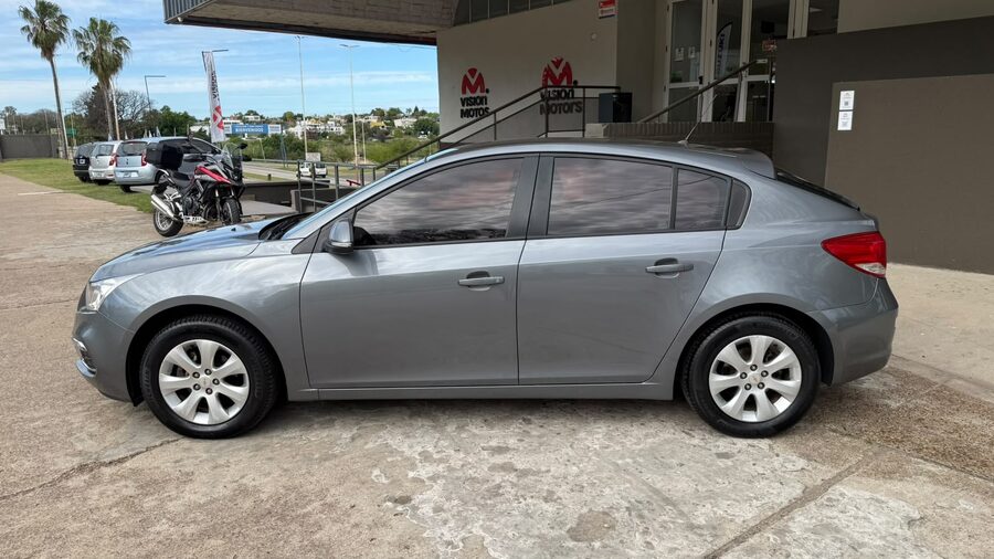 CHEVROLET  CRUZE 1.8 5 PTAS LT. Recibo vehículo menor y mayor valor