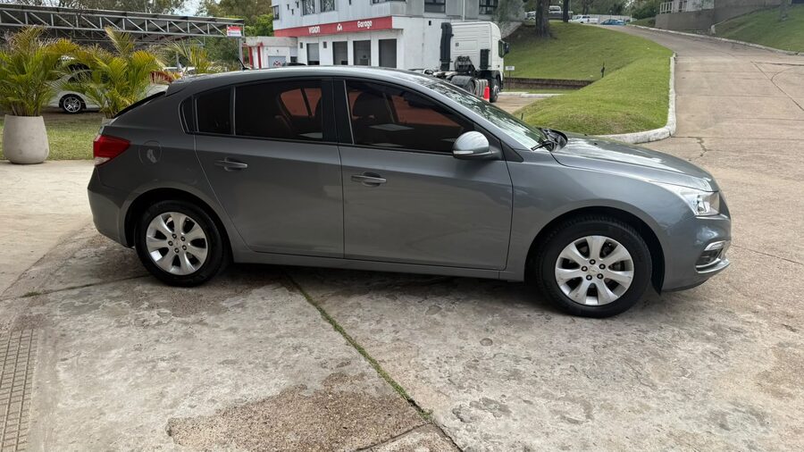 CHEVROLET  CRUZE 1.8 5 PTAS LT. Recibo vehículo menor y mayor valor