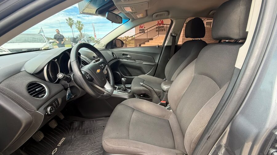 CHEVROLET  CRUZE 1.8 5 PTAS LT. Recibo vehículo menor y mayor valor