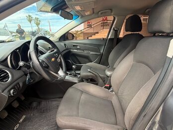 CHEVROLET  CRUZE 1.8 5 PTAS LT. Recibo vehículo menor y mayor valor