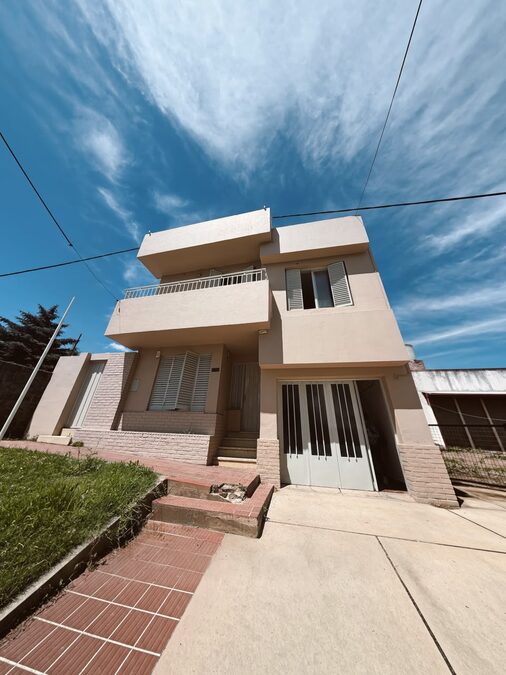Alquiler Casa 3 Dormitorios Con Cochera Calle Ezpeleta