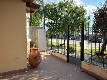 ZONA AV. ZANNI Y LARRALDE - CASA 3 DORMITORIOS | USD 72.000