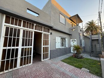 ZONA NEWBERY Y ZANNI - CASA + DPTO 1 DORMITORIO EN VENTA