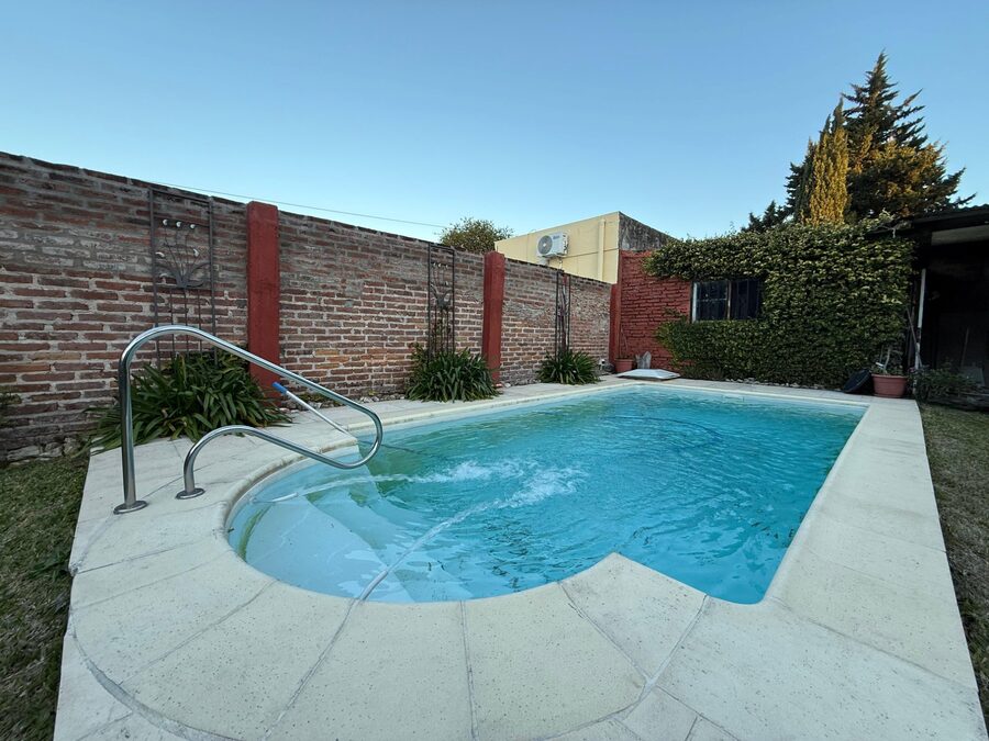 ZONA NEWBERY Y ZANNI - CASA + DPTO 1 DORMITORIO EN VENTA