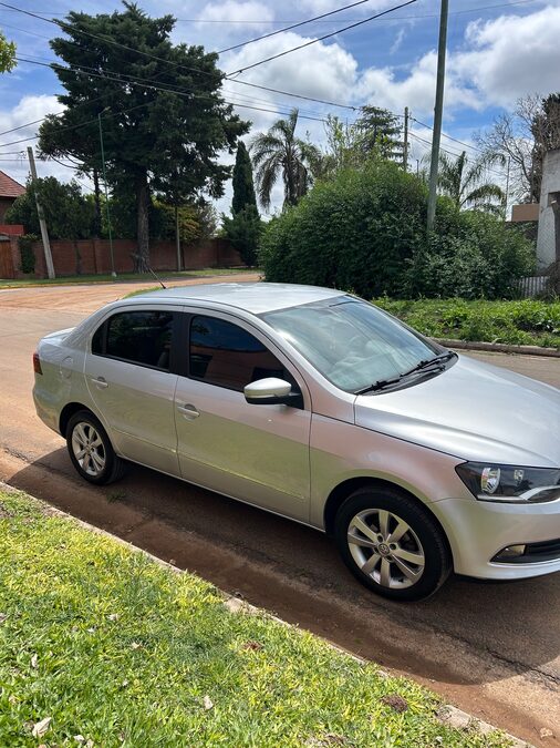 VOLKSWAGEN VOYAGE HIGHLINE 2013