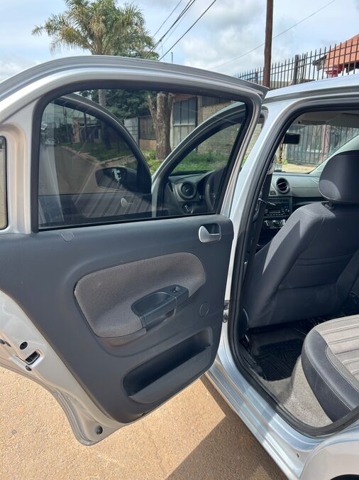 VOLKSWAGEN VOYAGE HIGHLINE 2013
