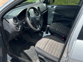 VOLKSWAGEN VOYAGE HIGHLINE 2013