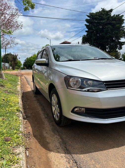 VOLKSWAGEN VOYAGE HIGHLINE 2013