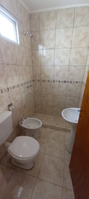 Alquila Casa interna calle Gdor. Antelo